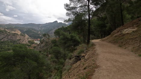 Toma-4k-De-Una-Pasarela-De-Tierra-En-El-Caminito-Del-Rey-En-Gorge-Chorro,-Provincia-De-Málaga,-España