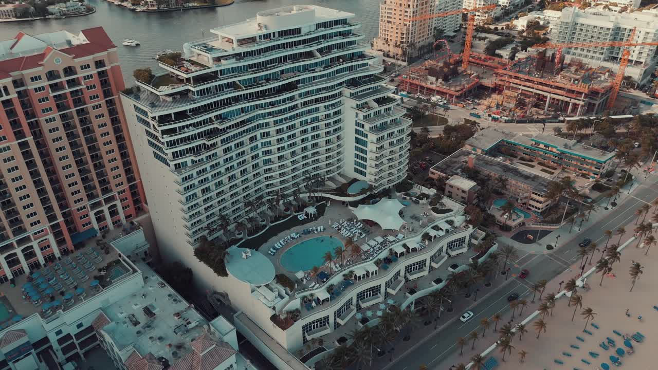 우리는 고해상도 드론 영상을 통해 포착 한 놀라운 시각과 몰입하는 관점에 놀랐습니다.