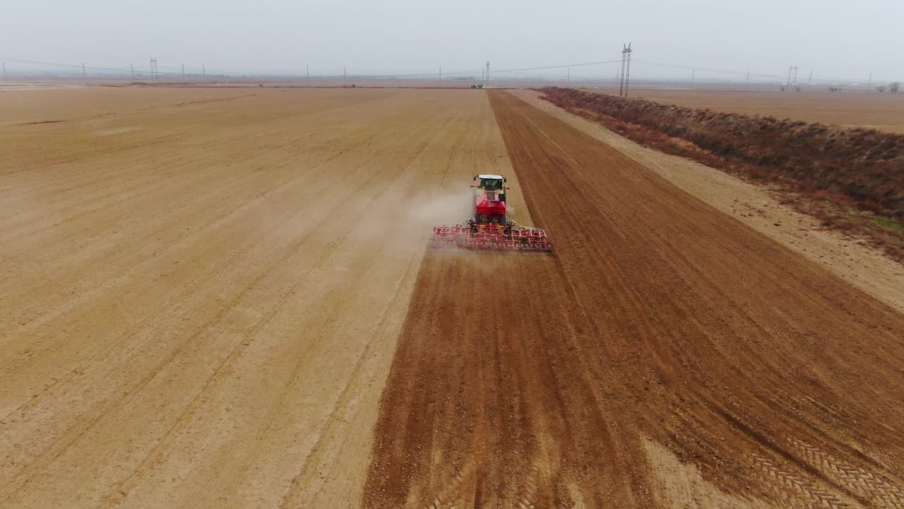 tractor agrícola sembrando semillas de cáñamo y campo de cultivo - toma aérea