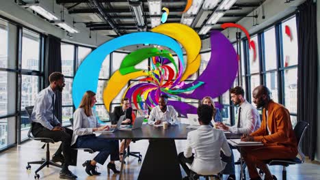 reunión de equipo diversa en una oficina moderna