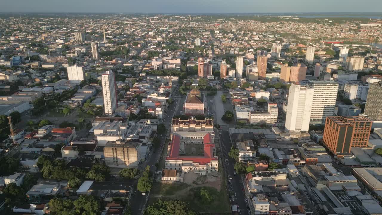 estableciendo un avión sobre el centro de manaus, brasil