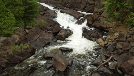 Felsiges-Flusswasser,-Das-Ziemlich-Schnell-Zu-Einer-Niedrigeren-Stelle-Fließt