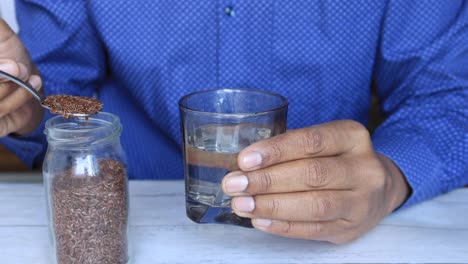 añadir semillas de lino al agua para beneficios para la salud