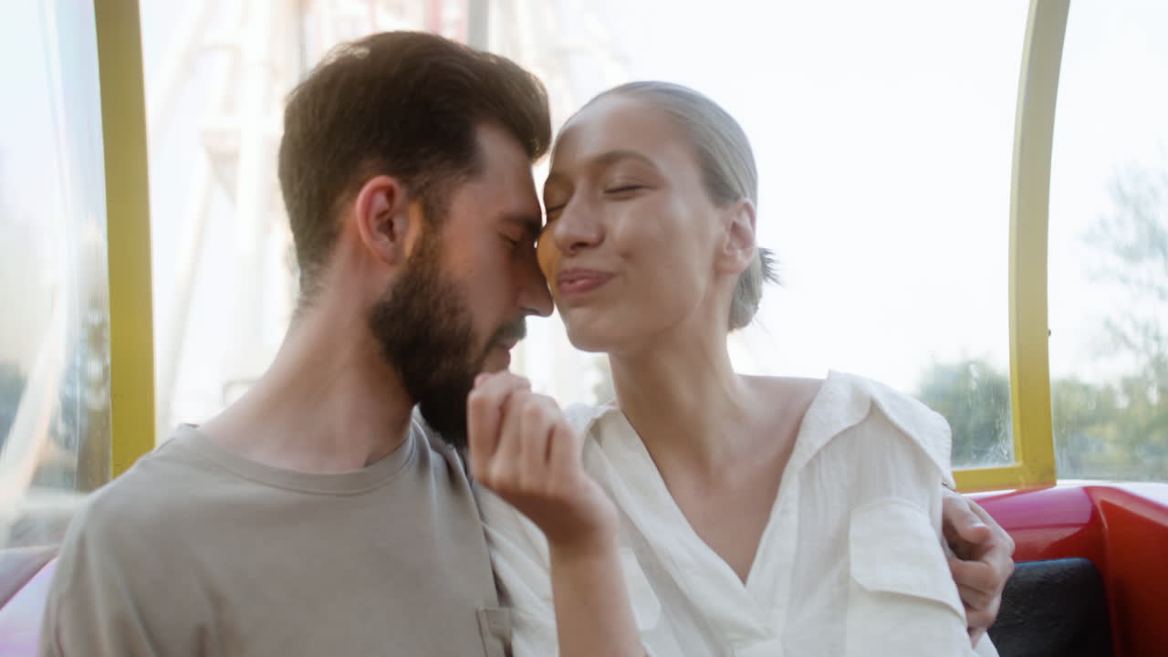 젊은 부부가 페리스 에서 팝콘을 먹고 있다