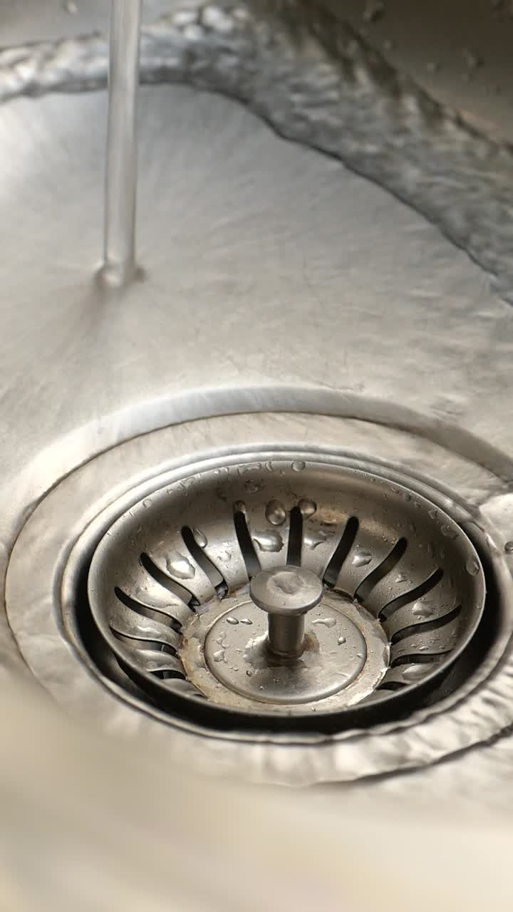 수도 꼭지에서 쏟아지는 물 슬로우 모션