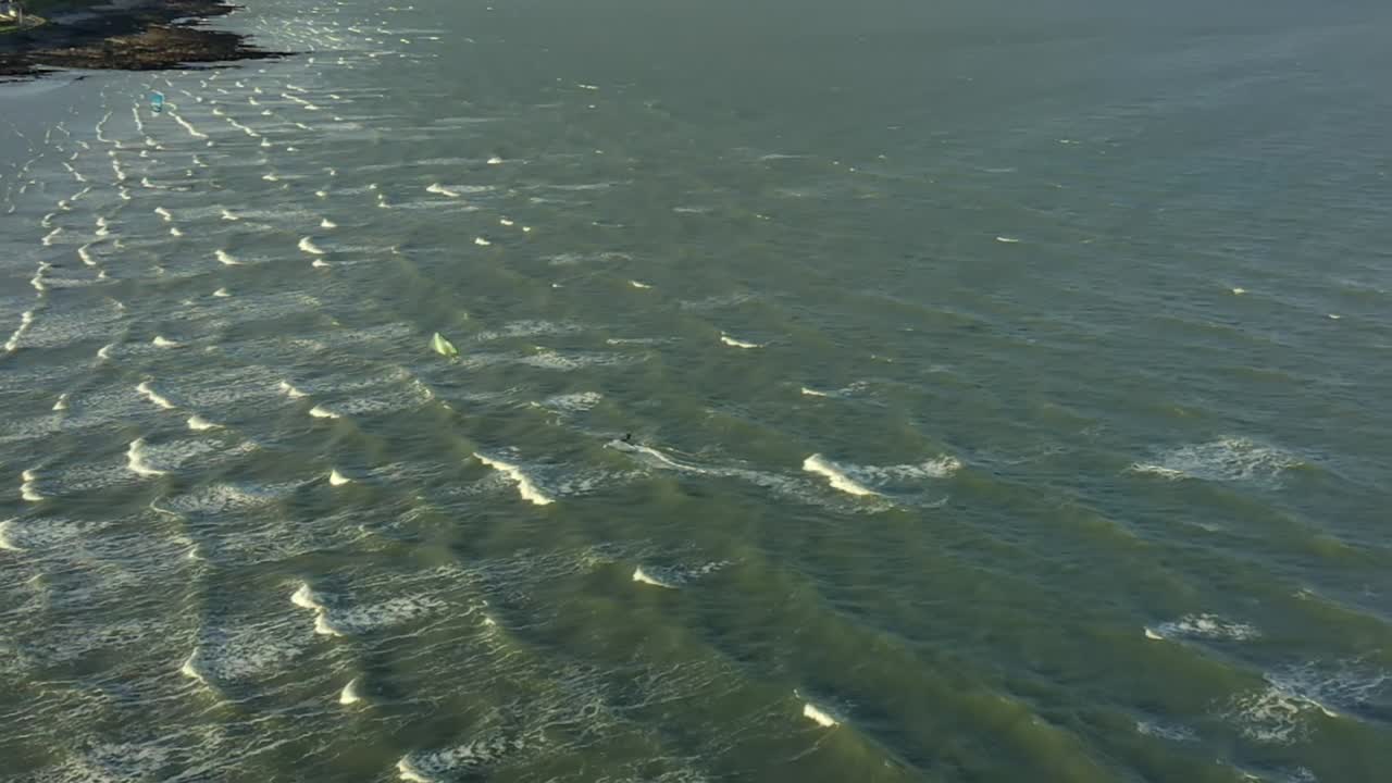 카이트, 드론 영상으로 바람을 타고 해변 가까이에 있는 카이트 서퍼