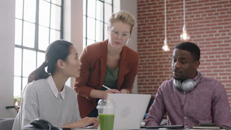 Glückliche-Geschäftsleute-Beim-Brainstorming,-Kaukasische-Teamleiterin,-Frau,-Die-Ideen-Austauscht,-Kollegen,-Die-Erfolgreiche-Teamarbeit-Feiern,-High-Five-Und-Den-Sieg-Mit-Laptop-Computer-In-Einem-Multiethnischen-Büro-Genießen