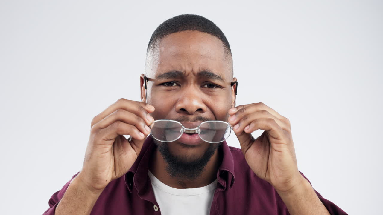 confundido, cara y hombre negro en el estudio