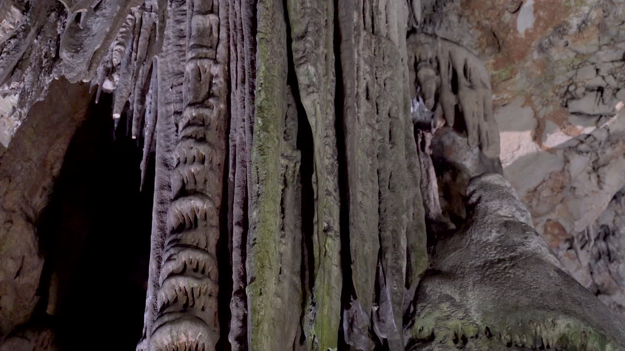 enormes columnas de piedra variable y estalactitas, st