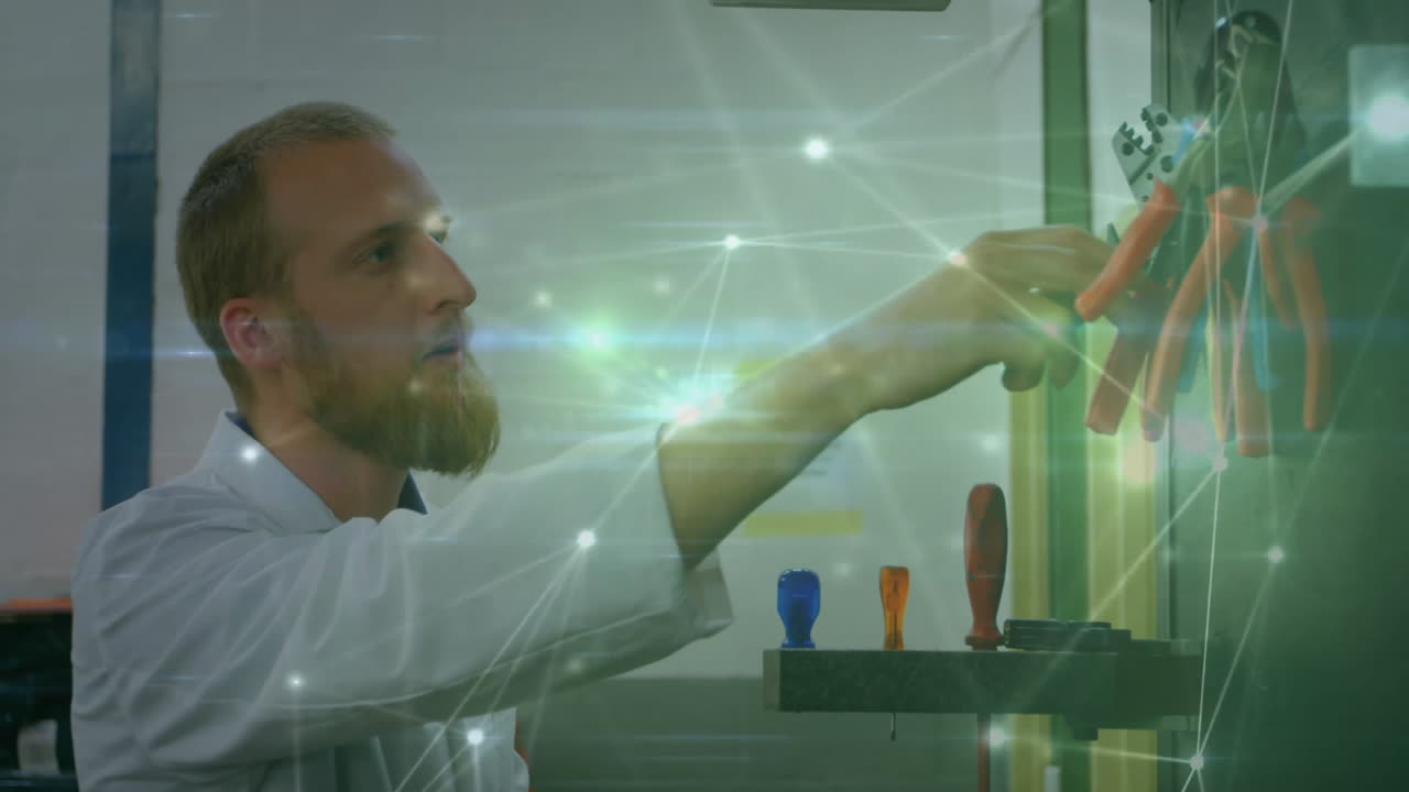 animación de una red de comunicación brillante sobre un ingeniero caucásico seleccionando herramientas
