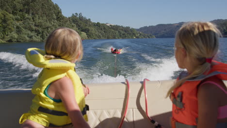 niños disfrutando de un paseo en barco