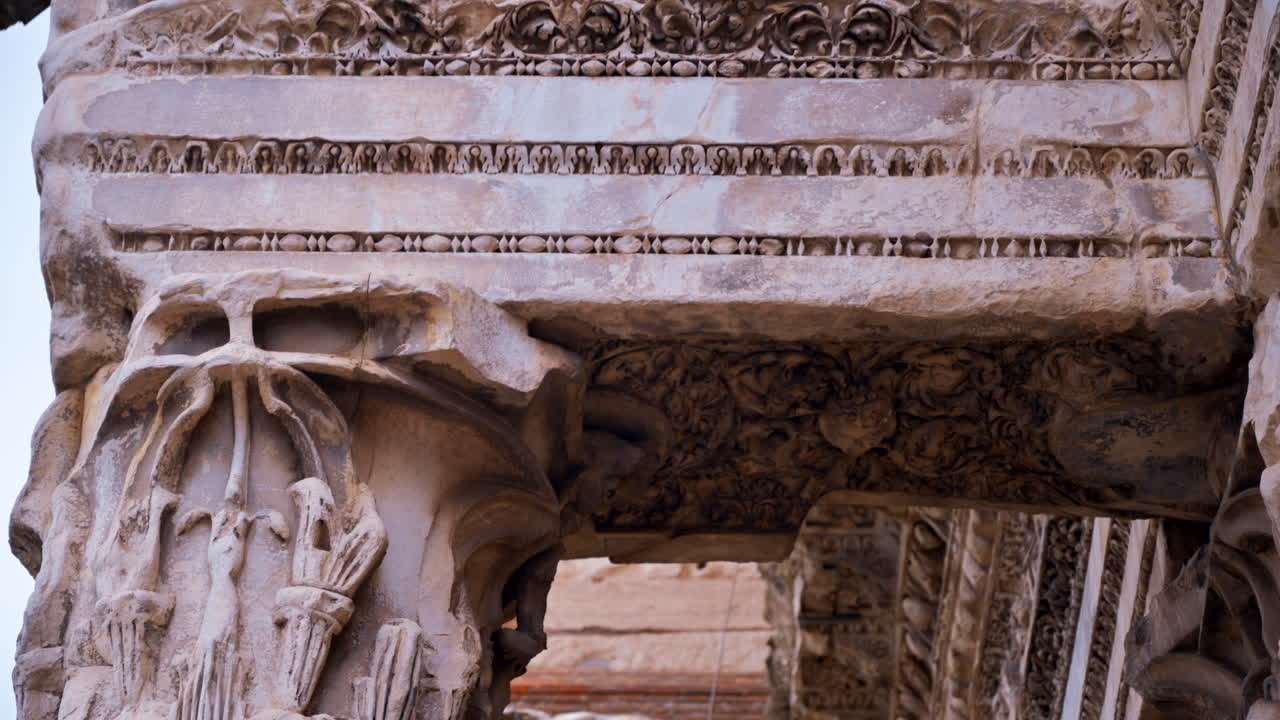 Roma, Italia - 15 agosto 2022: Primo piano del Foro di Nerva vicino al Foro Romano