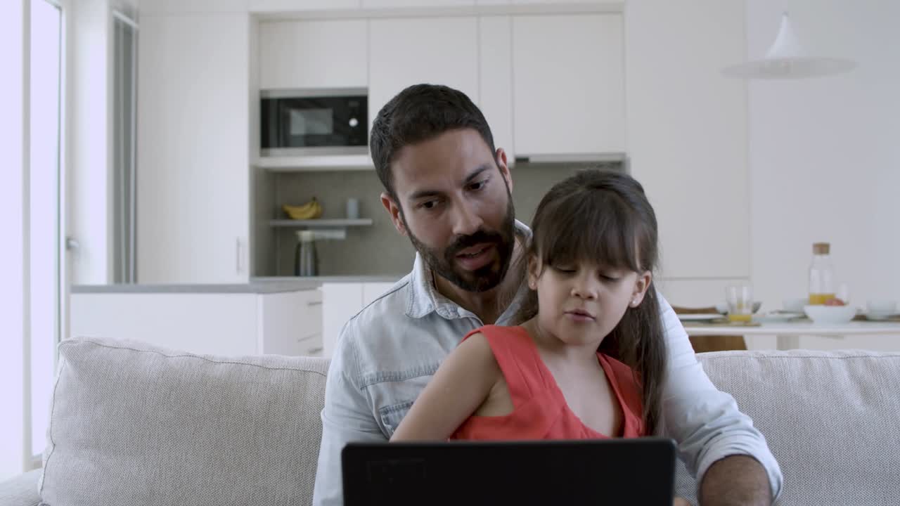 una niña linda y su padre usando una computadora portátil para una llamada de video