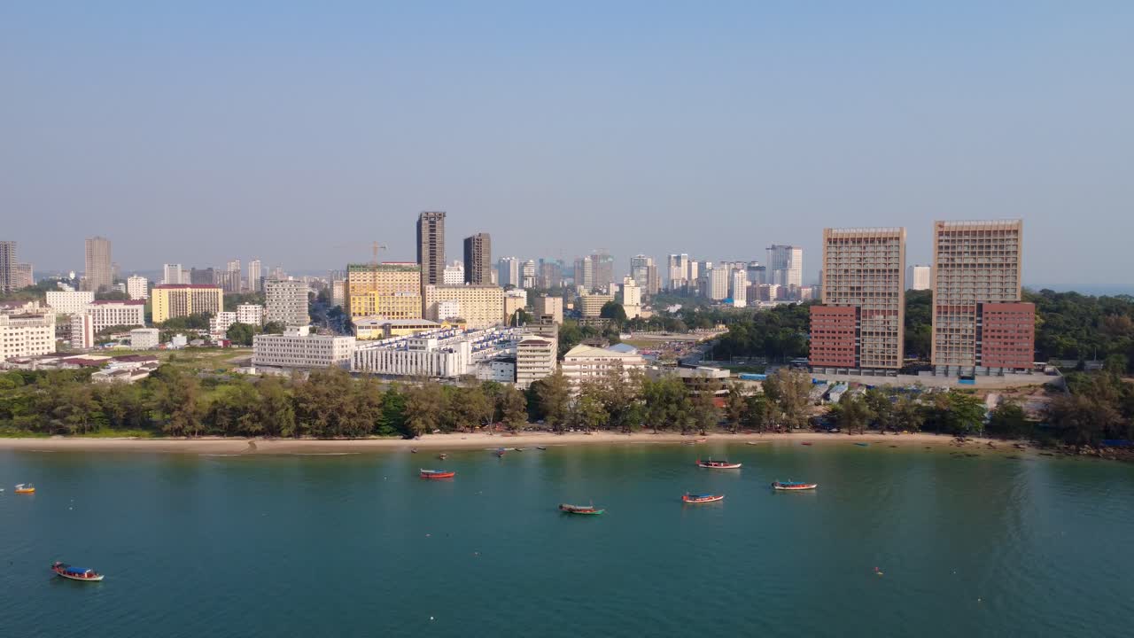 Vista aerea della spiaggia e dello skyline urbano di Sihanoukville, vivace e sereno.