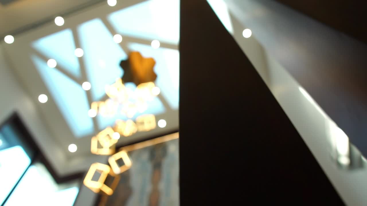 높은 매달린 사각형 천장 조명에서 낮은 각도로 올려다보기