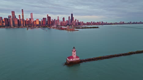 vista aérea alrededor del faro del puerto de chicago iluminado por el sol con el fondo del horizonte