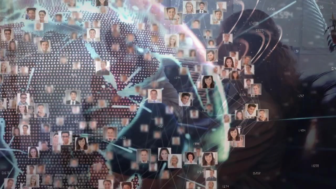 Donna che alza il braccio avviando l'inserimento dati, con un globo che ruota visualizzando i collegamenti della rete aziendale.