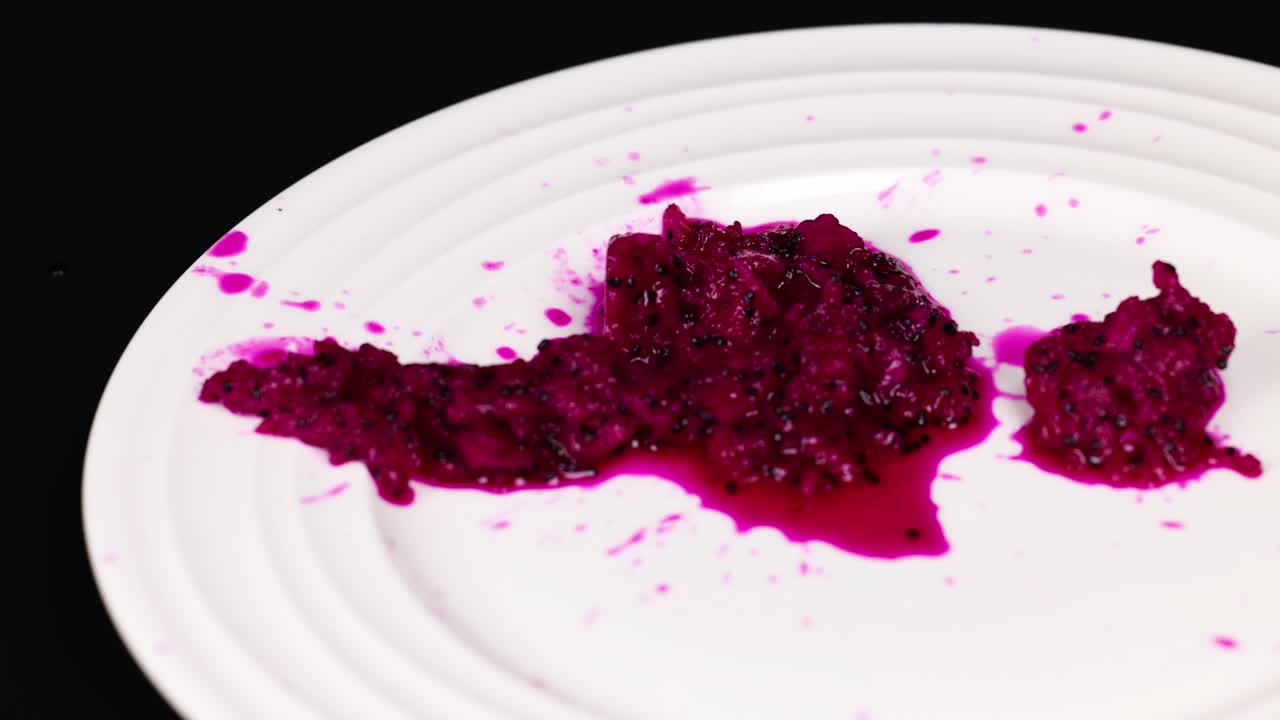 frutas de dragón en rodajas expuestas en un plato