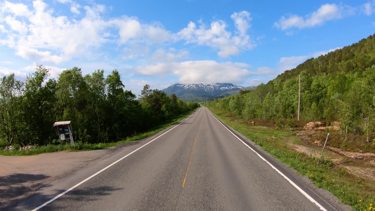Punto de vista del vehículo: conducción de un coche en una carretera de Noruega