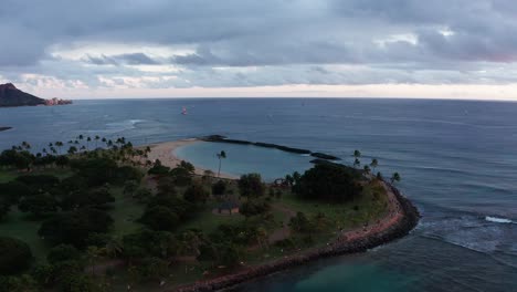 Incline-Hacia-Abajo-La-Toma-Panorámica-Aérea-De-La-Playa-Mágica-En-Honolulu,-Hawaii-Al-Atardecer