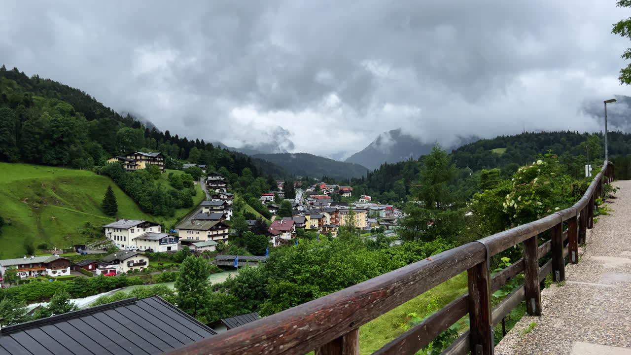 brumosa vista del paisaje de la ciudad de berchtesgaden, alemania | ciudad bávara