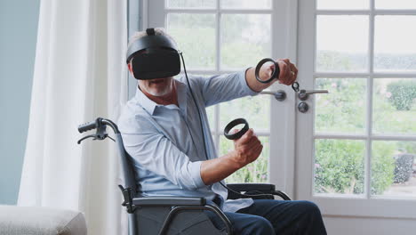 Hombre-Mayor-Discapacitado-En-Silla-De-Ruedas-En-Casa-Usando-Auriculares-De-Realidad-Virtual-Sosteniendo-Controladores-De-Juegos