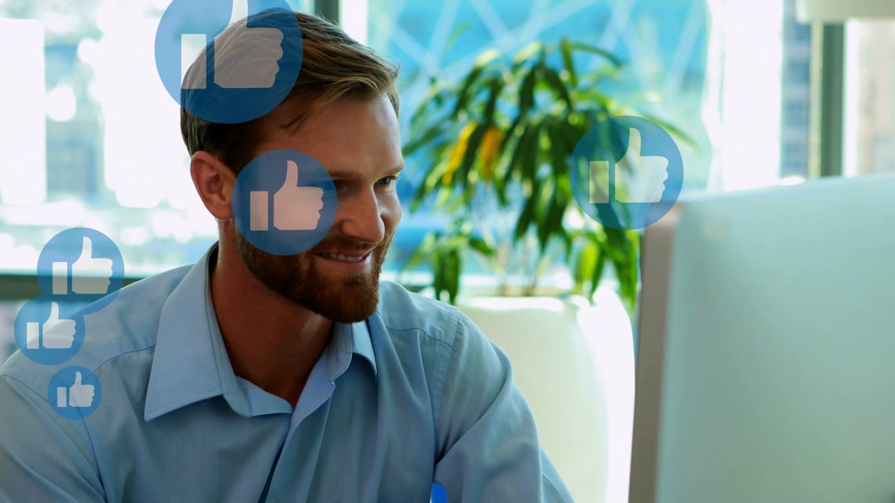Uomo seduto davanti a un monitor, che legge un feed di marketing mentre le icone "mi piace" aumentano e provocano sorrisi.