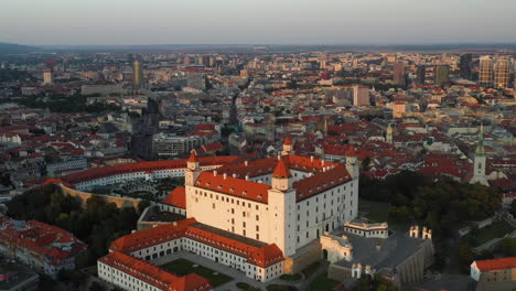 Lenta-Y-Reveladora-Toma-De-Drones-Del-Castillo-De-Bratislava-En-Bratislava-Eslovaquia,-Durante-La-Hora-Dorada