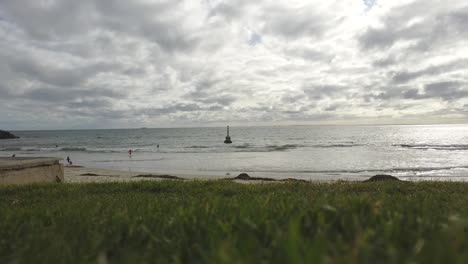 Día-Nublado-De-Hierba-Mirando-A-La-Playa-De-Cotesloe,-Perth,-Australia-Occidental