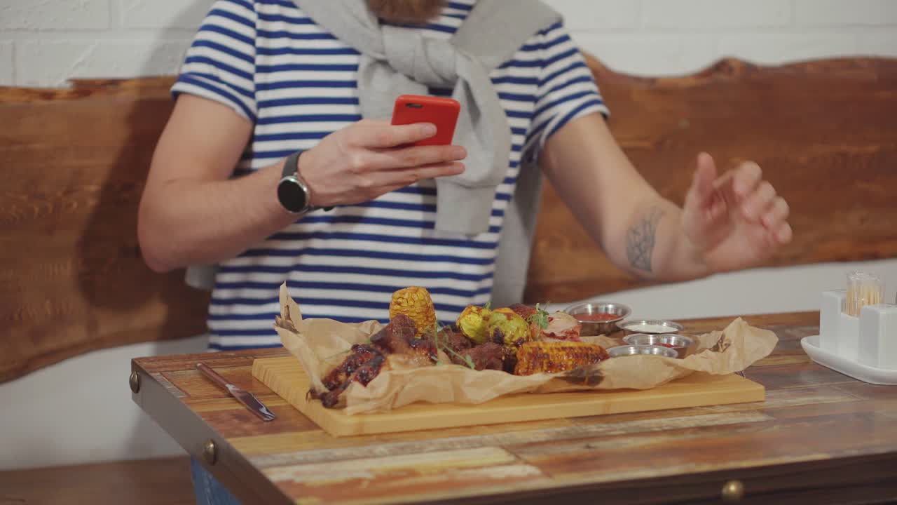 hombre tomando una foto de su deliciosa comida de restaurante
