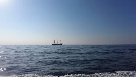 Un-Barco-Pirata-Navegando-Por-El-Mar,-Pov-Montando-En-Un-Ferry