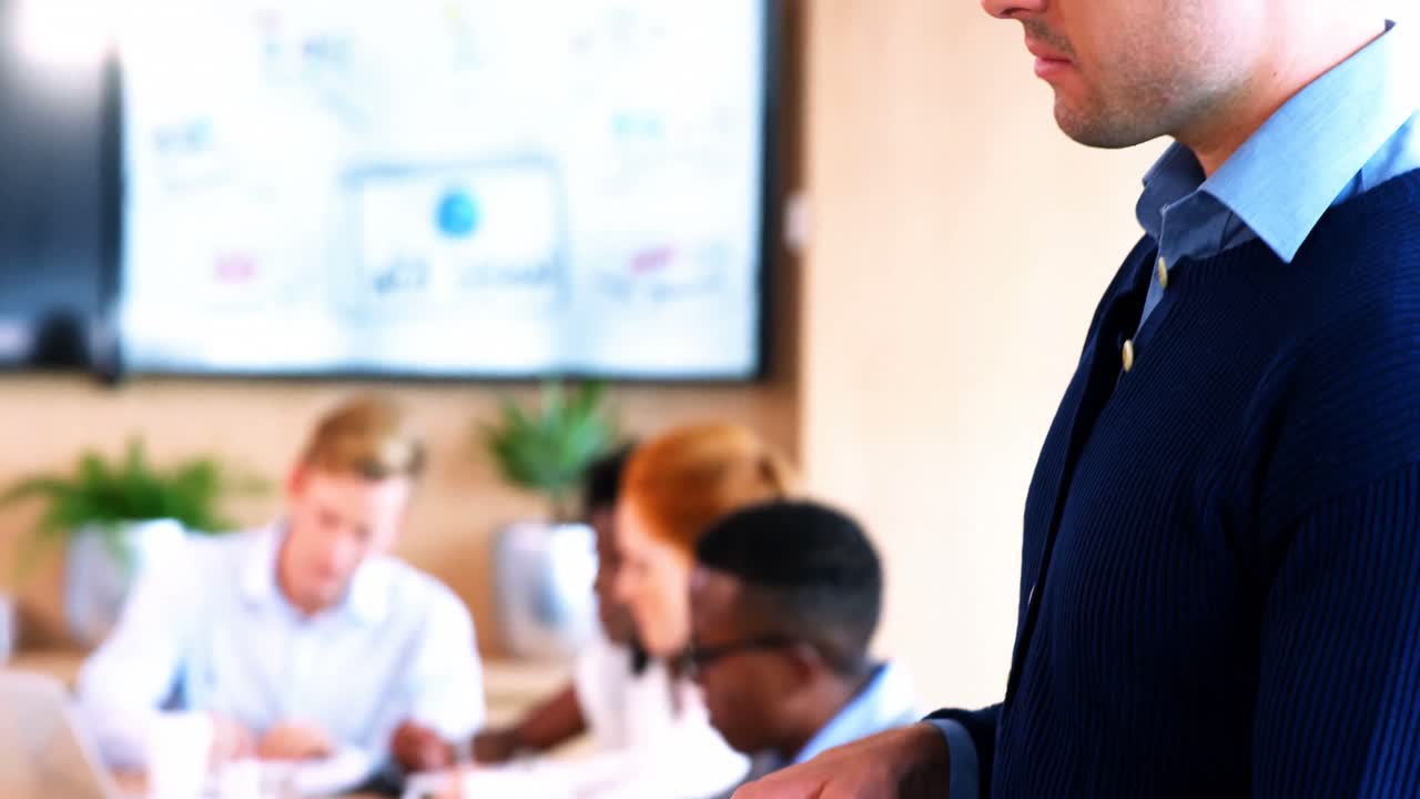 디지털 태블릿을 사용하는 임원