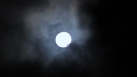 Nubes-Espeluznantes-Sobre-La-Luna-En-La-Noche