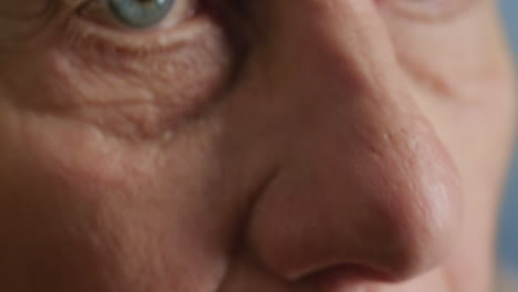 ojos de belleza macro mujer mayor que parece cansada cerca de la fatiga