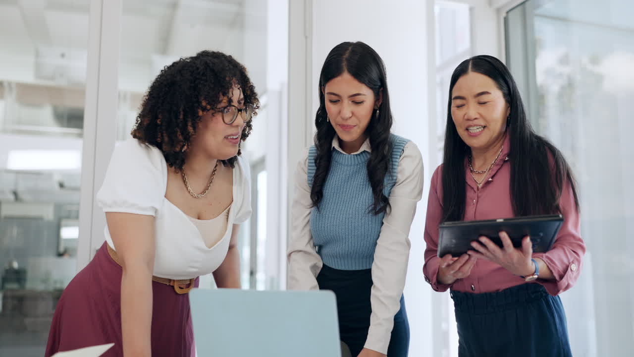 tres mujeres en una reunión