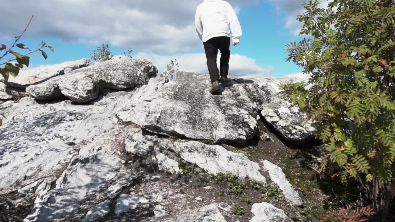 persona haciendo senderismo en la cumbre de una montaña rocosa