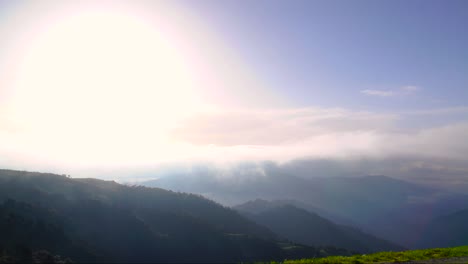 Timelapse-De-Cielo-Nublado-En-La-Montaña