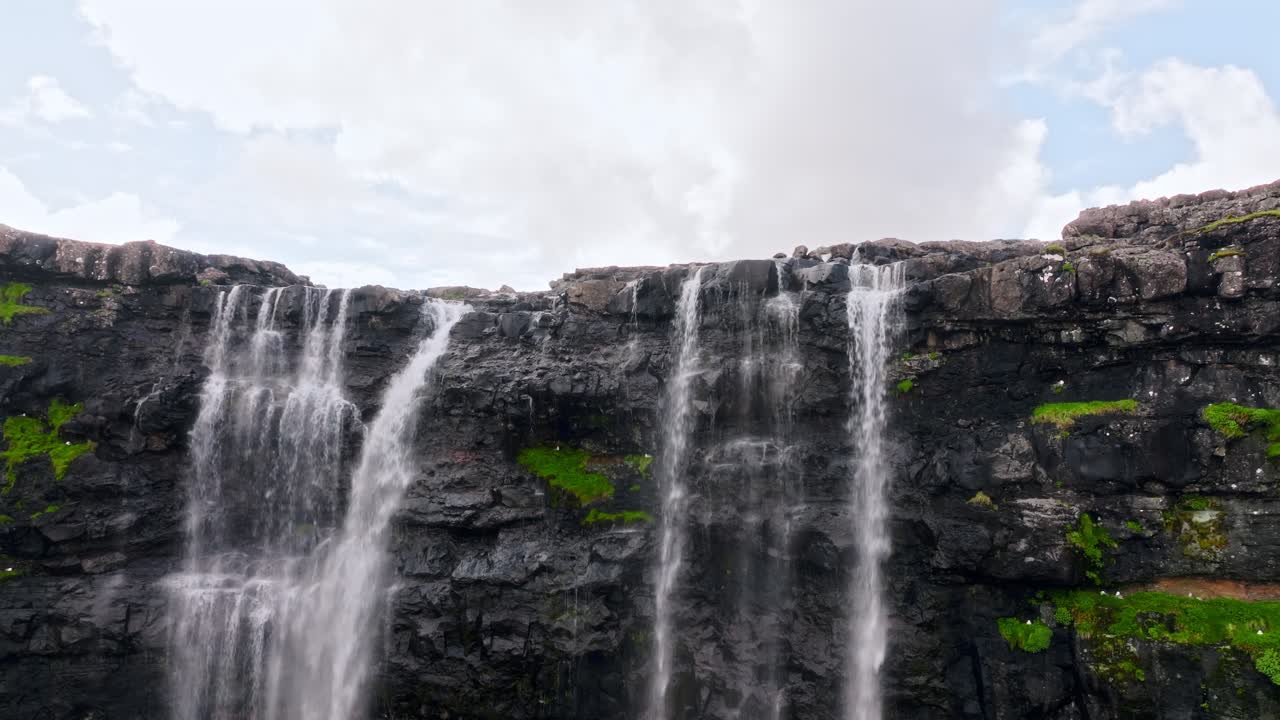 majestuosa cascada en cascada sobre acantilados escarpados en las islas feroe, al aire libre sereno