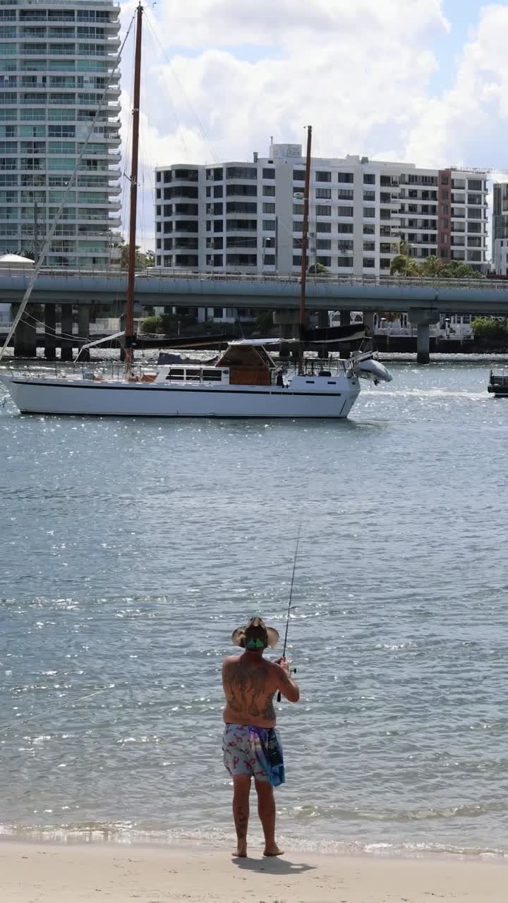 Dos niños y un adulto disfrutando de un día soleado en la playa