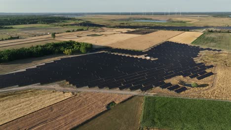 Luftaufnahmen-Zeigen-Einen-Riesigen-Photovoltaikpark-Mit-Solarmodulen-Auf-Dem-Land-In-Polen