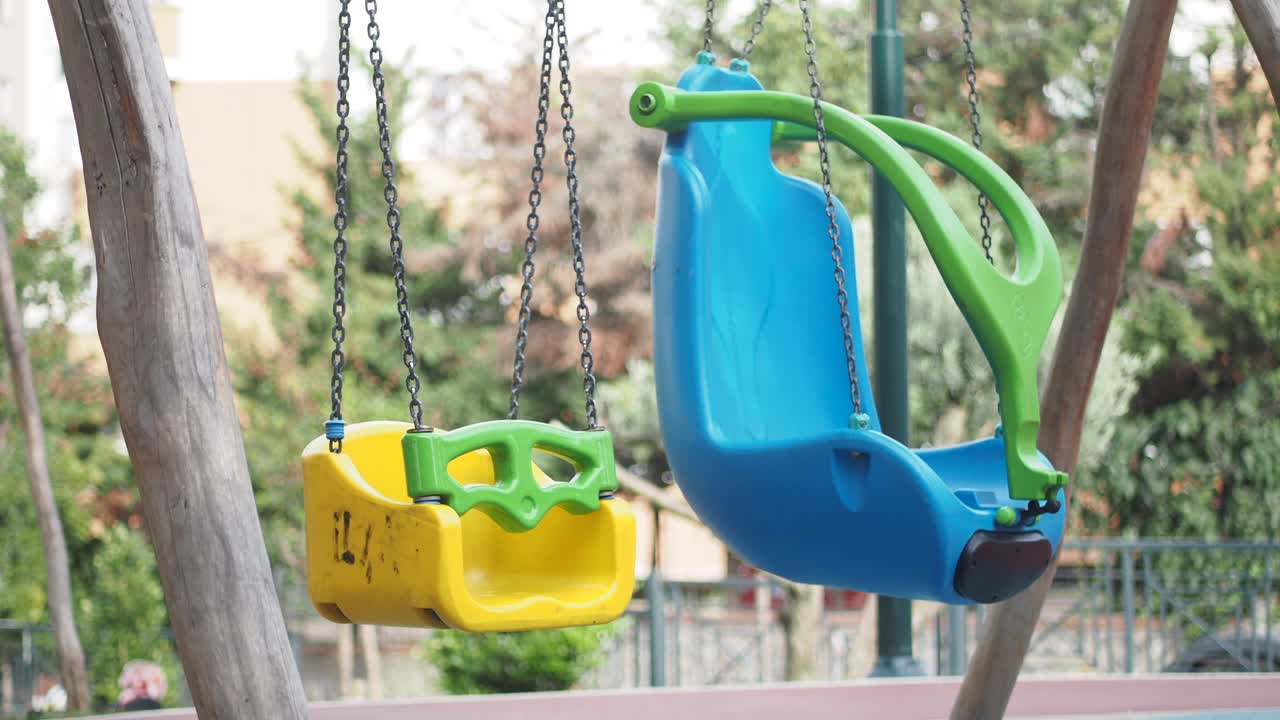 un columpio colorido en un patio de recreo