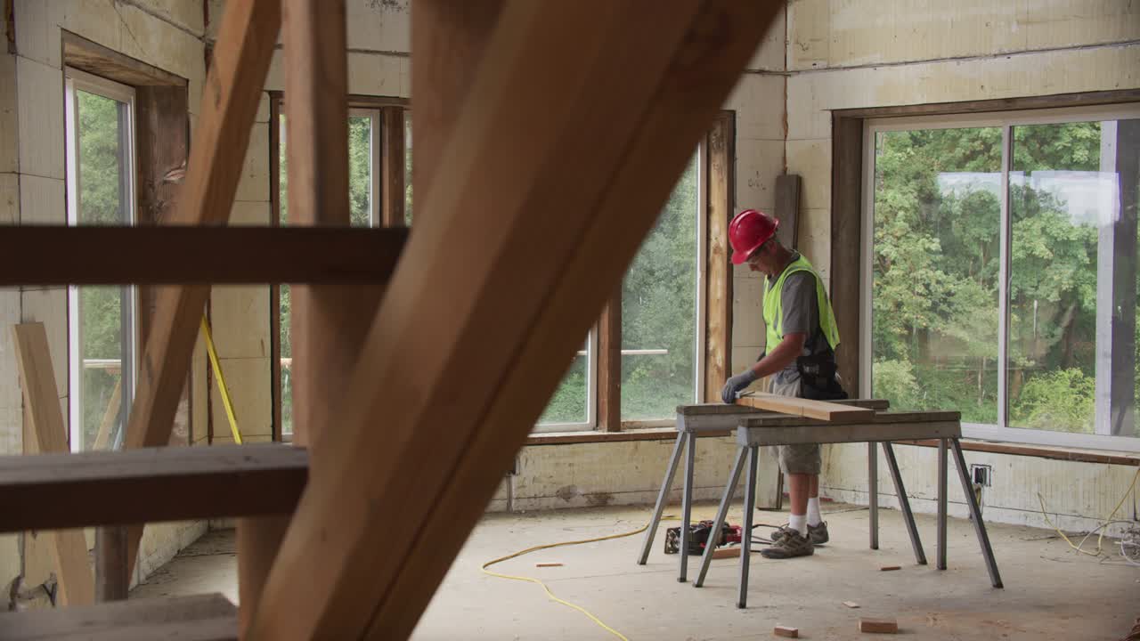 Bauarbeiter arbeitet im Haus