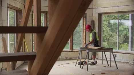 trabajador de la construcción que trabaja en el hogar