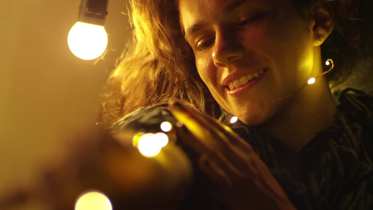 스트링 라이트를 즐기는 여자