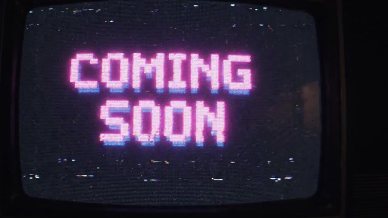 Retro skærmvisning med 'KOMMER SNART'-besked i pixelerede tekst, der fremhæver forventningen til kommende indhold