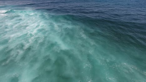 Vista-Aérea-Del-Paisaje-Marino-De-Las-Olas-Azules-Del-Océano-Que-Representan-La-Libertad-Y-La-Tranquilidad,-Fondo-Con-Espacio-De-Copia