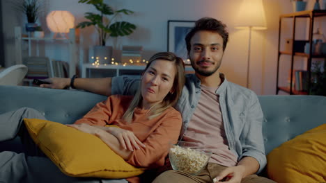 pareja viendo una película en casa