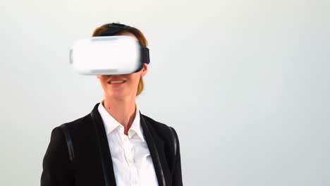 Geschäftsfrau-Nutzt-Virtual-Reality-Headset-Mit-Digitalem-Tablet-4k