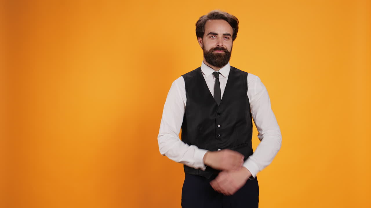 el refinado miembro del personal posa felizmente.