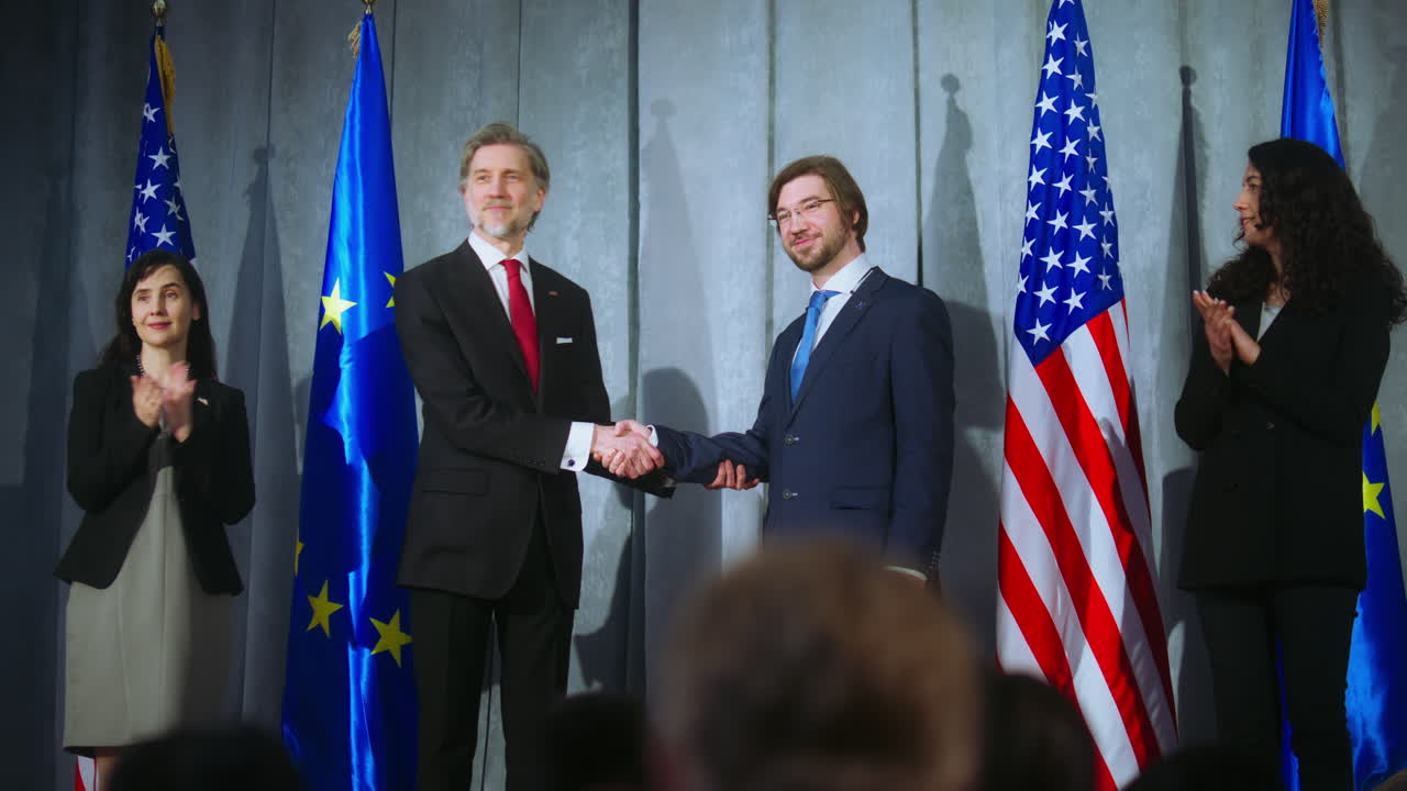 дипломатическое рукопожатие и аплодисменты